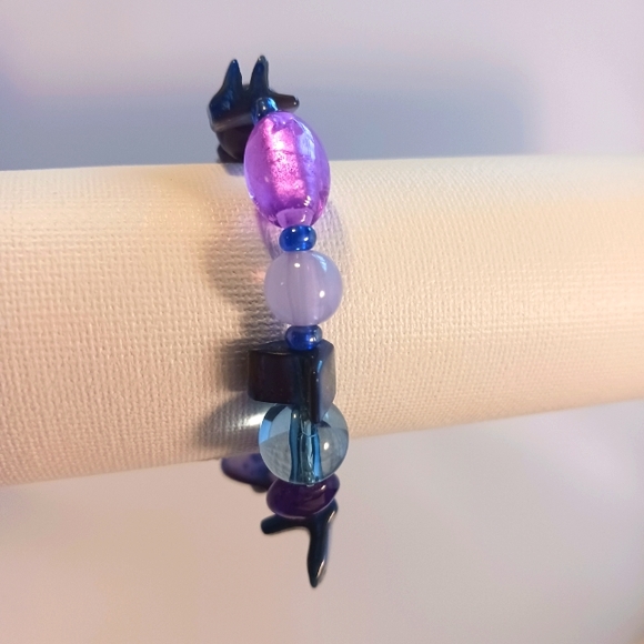 Blue and Purple Plastic and Shell Bead Bracelet - Picture 2 of 3